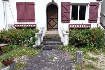 chien et pied, rue oletako bidea, ascain, 26 juillet 2018 chien et pied, rue oletako bidea, ascain, 26 juillet 2018